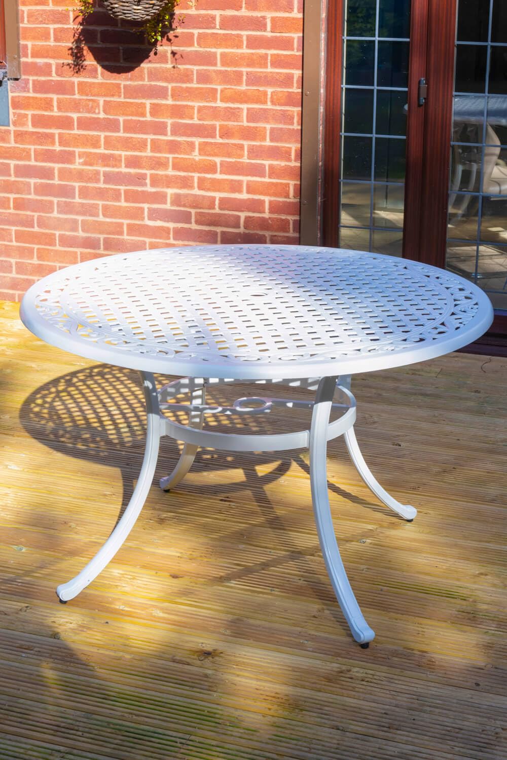 SH&G Cast Aluminium 6 seat 120cm Round dining Set - White