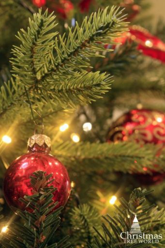 What makes an artificial Christmas tree look realistic?